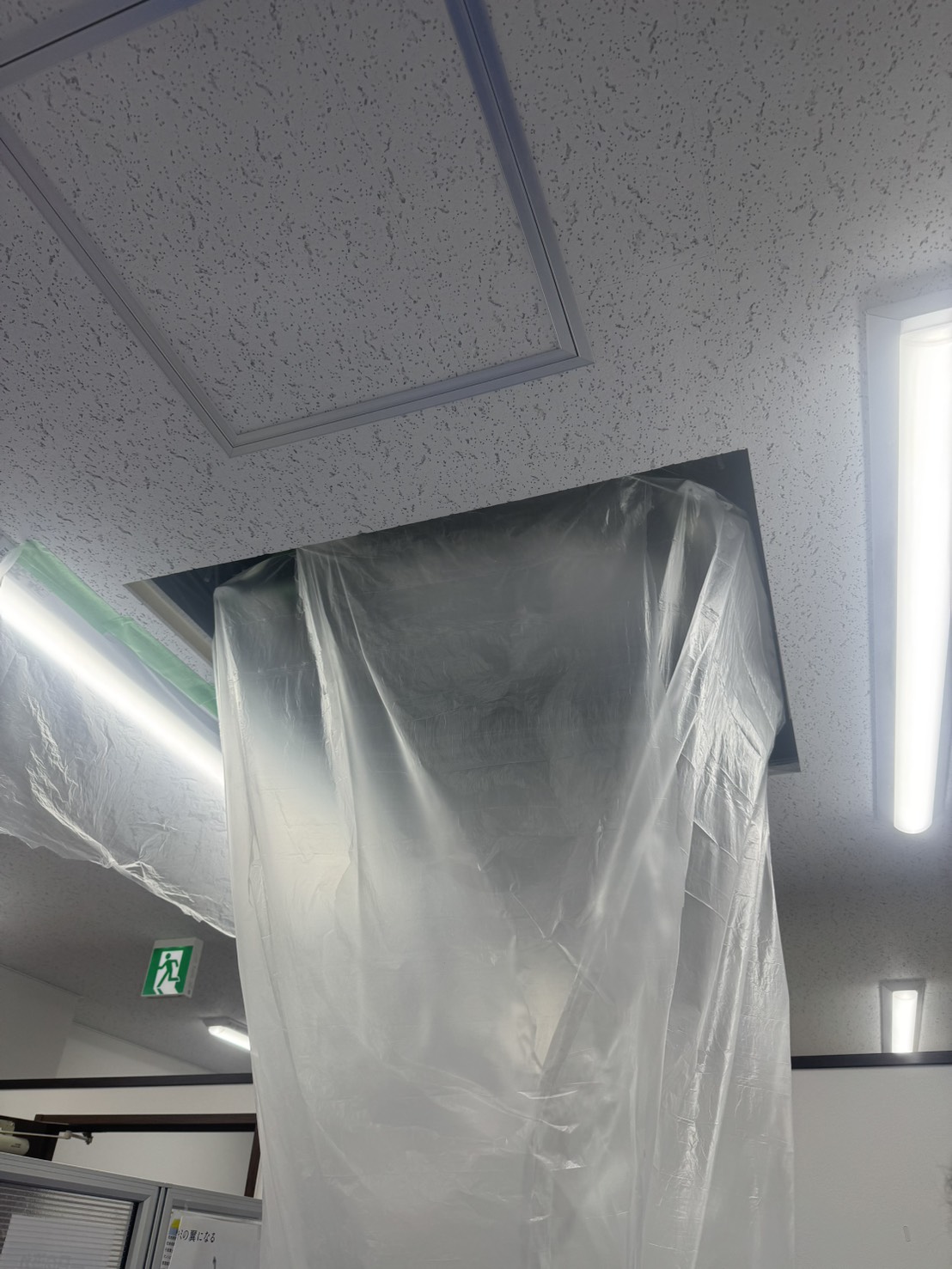 埋め込みエアコン清掃の作業風景