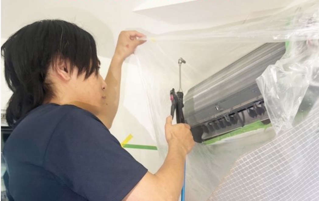壁掛けエアコン清掃の作業風景