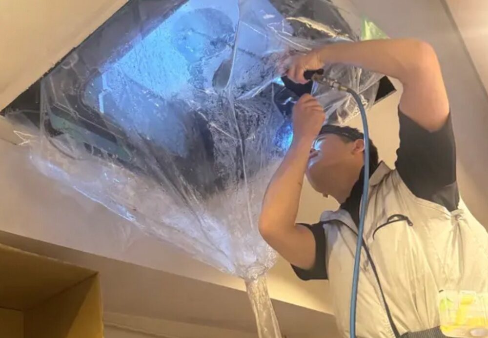 cleanig-the-air-conditioner